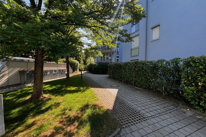 Quiet residential area! Spacious 2-room apartment with fitted kitchen and elevator!