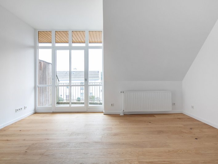 Appartamento mansardato ristrutturato con balcone esposto a ovest e posto auto sotterraneo