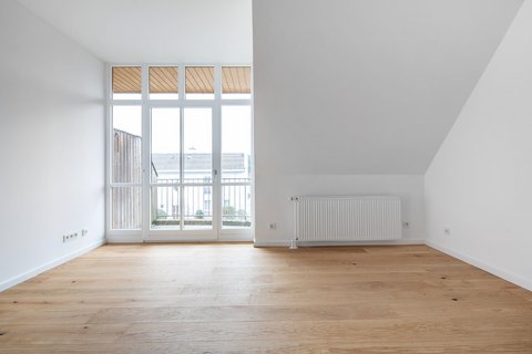 Attique-galerie rénové avec balcon ouest et parking en sous-sol