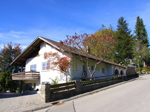 Casa ristrutturata con due appartamenti separati e doppio garage