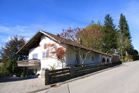 Maison rénovée avec deux appartements séparés et double garage