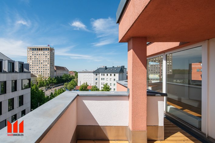 Immediately available! Exclusive penthouse with surrounding roof terrace at the Rotkreuzplatz!