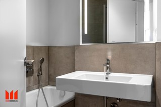 Wanne und Dusche vorhanden