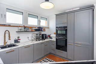Fitted kitchen with standard appliances