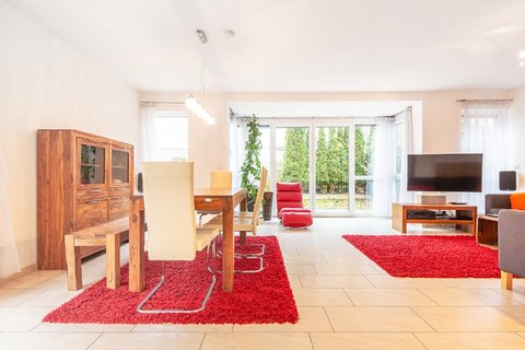 Available immediately! Family-friendly DHH with south garden and single garage in Altsolln!