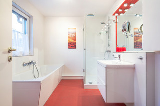 Baño con tina y regadera en el primer piso