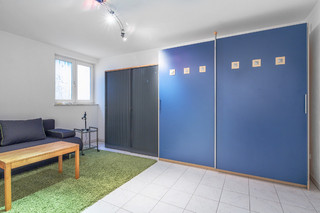 Sala de pasatiempos en el sótano - sala de estar con calefacción por suelo radiante