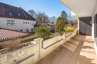 Südbalkon mit kleiner Abstellkammer