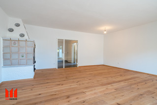 Wohnzimmer mit einer Glastür