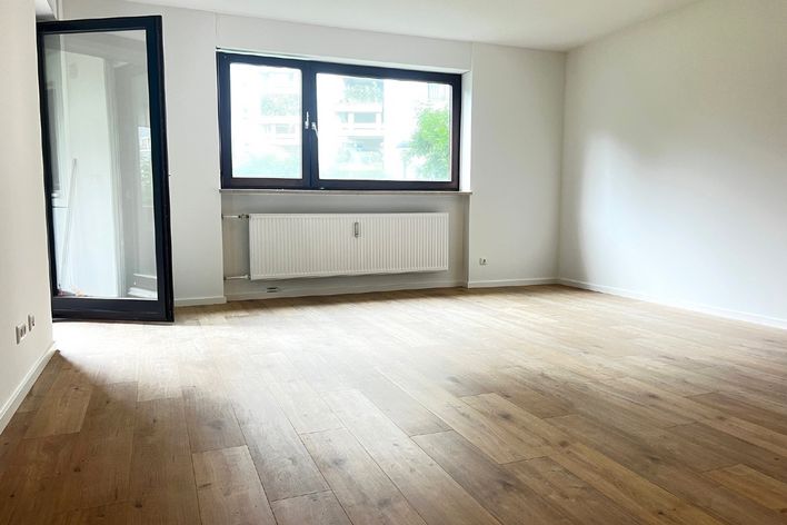 Сдаётся немедленно! Просторная двухкомнатная квартира с оборудованной кухней и балконом, выходящим на запад!