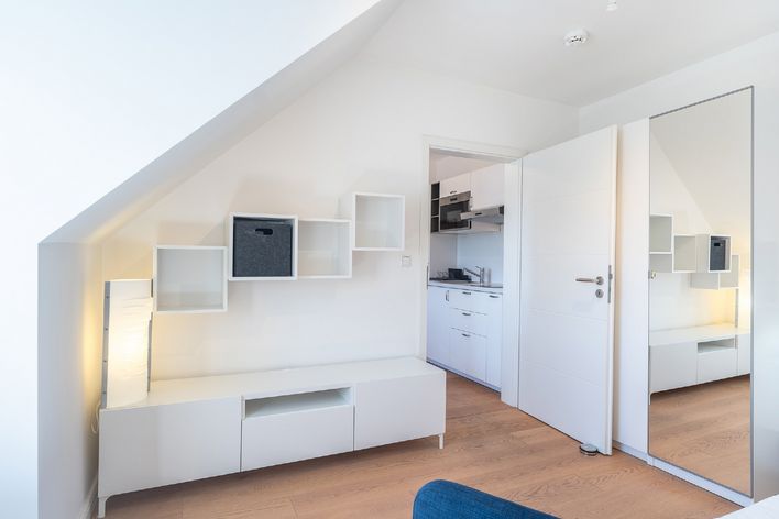 立即可用：带家具的阁楼公寓，配有厨房、带窗户的浴室和洗衣机