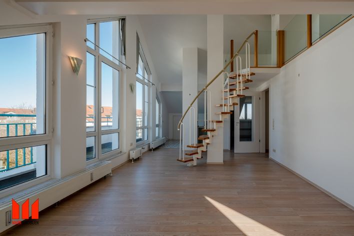 Immédiatement disponible : Appartement duplex au dernier étage, calme, avec ascenseur, cuisine équipée et parking souterrain