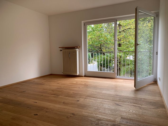 Immediately available! Centrally located apartment with elevator!