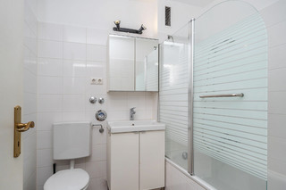 Salle de bains avec baignoire