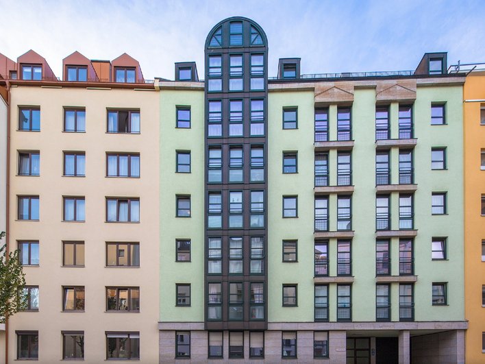 Perfect location! Well maintained apartment with west-facing balcony and 2 duplex parker!