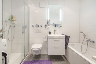 Salle de bain avec baignoire et douche