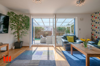 großzügiges Wohnzimmer