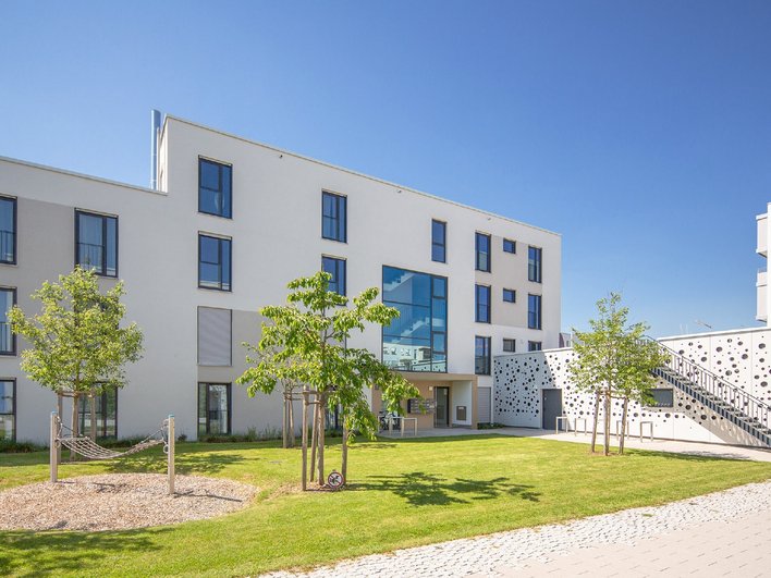 Excellent état! Meublé 2 pièces WHG avec balcon sud, ascenseur et parking souterrain