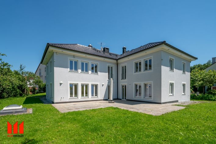 Dream villa with elevator, fireplace and private underground car park near TU and subway (Hochbrück)