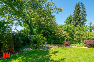 Zierbrunnen mit Bachlauf