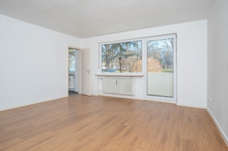 Zona de estar/dormitorio con acceso al balcón.