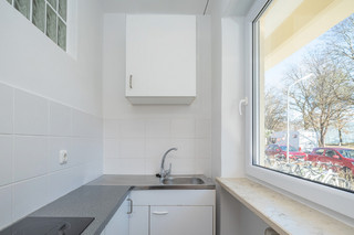 Cocina con luz natural y cocina americana.