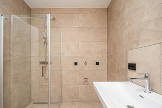 Salle de bains avec raccordement pour machine à laver