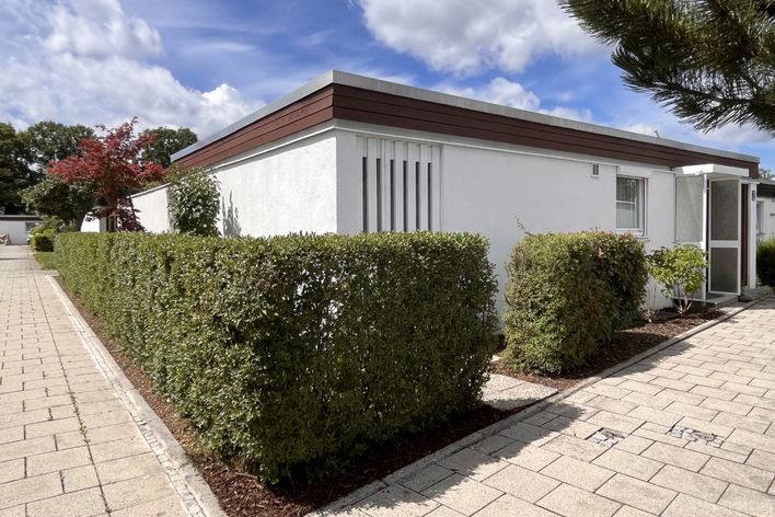 Viel Potential! Atrium-Eck-Bungalow mit Patio und Einzelgarage in U-Bahnlage!