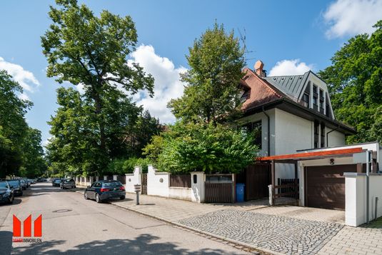 Villenkolonie Menterschwaige: 3 Zimmer-WHG mit 2 Balkone, Bad en Suite und Einzelstellplatz