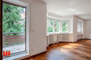 Wohnzimmer mit 2 Balkonen