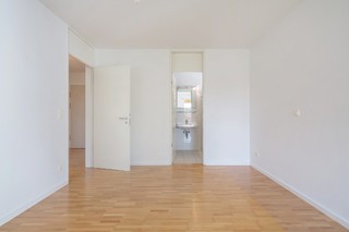Schlafzimmer mit Zugang Badezimmer