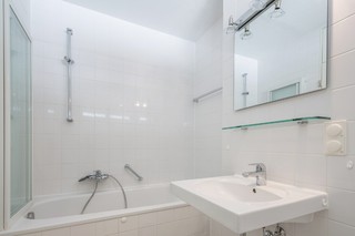 Salle de bain avec baignoire